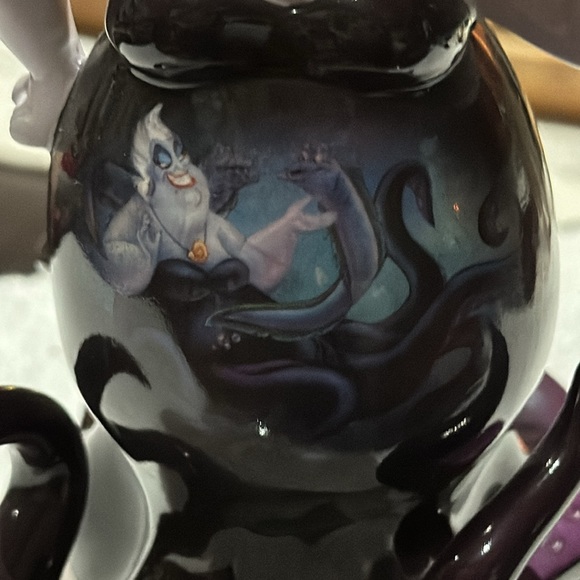 Bradford Editions, Disney Villains Heirloom Porcelain Figurines “Ursula” - Picture 14 of 16
